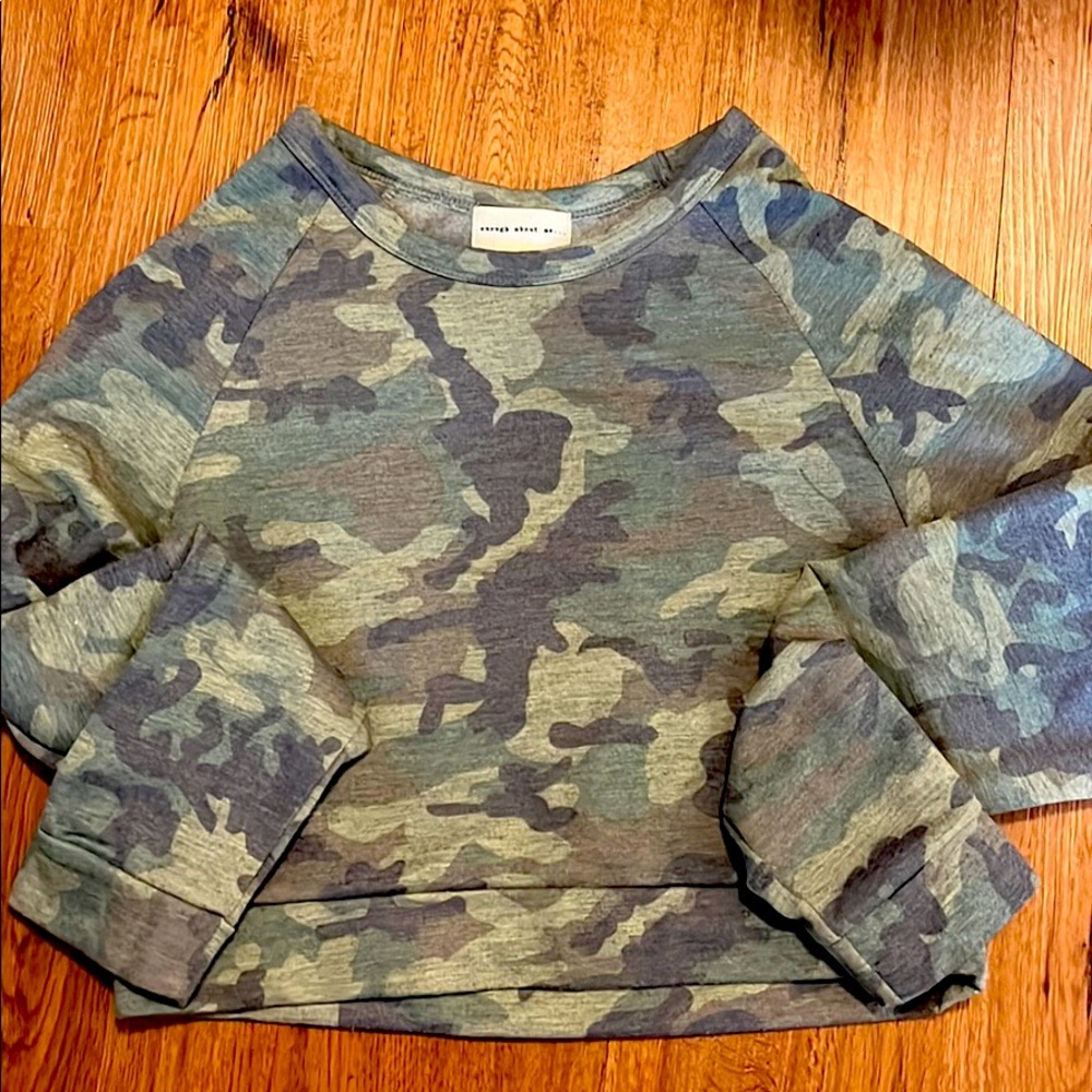 Cropped camo crew neck sweatshirt size small
